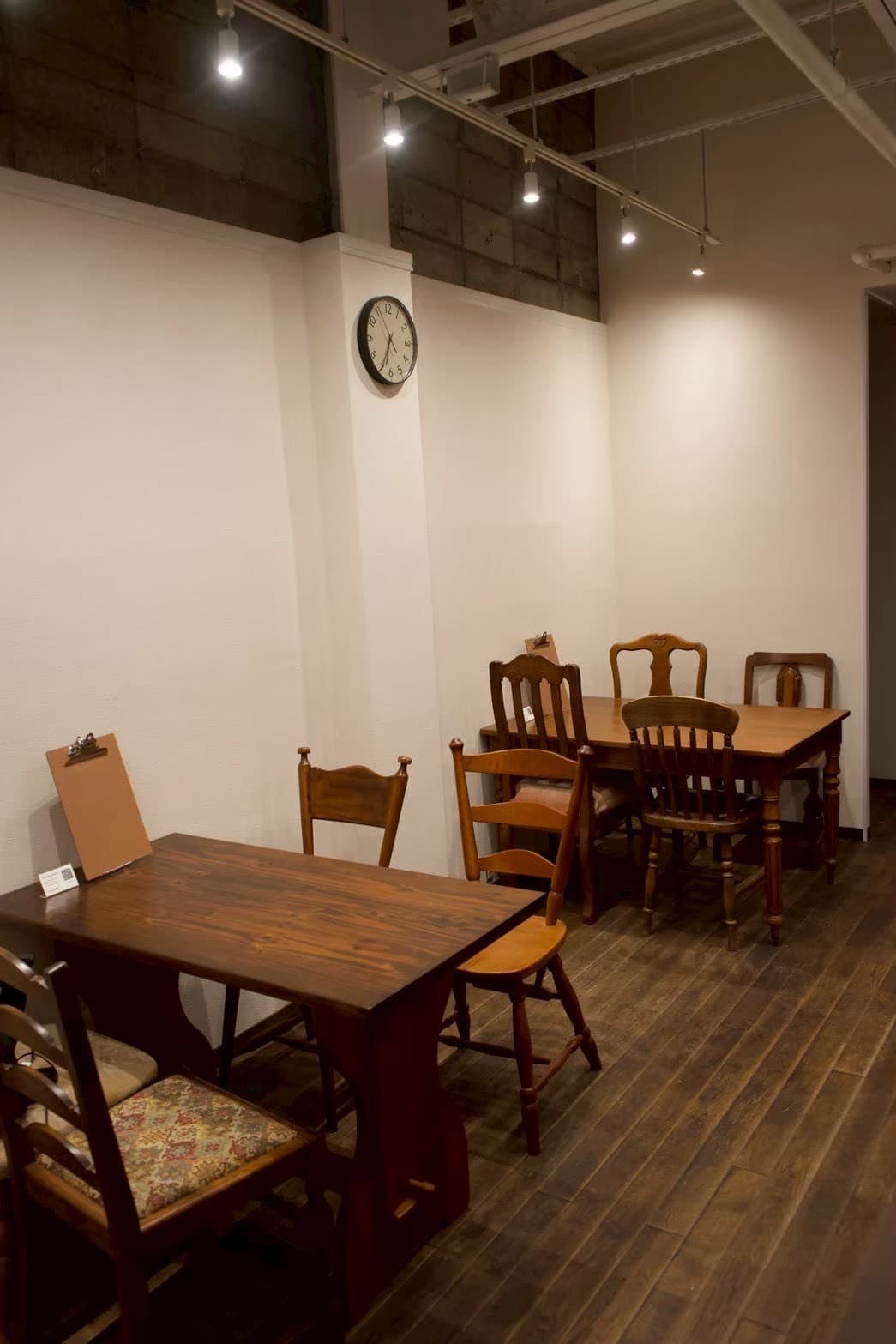 RUG CLUB 店内のテーブルと椅子